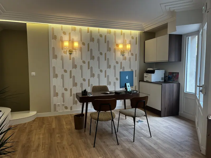 Bureau rénové avec papier peint et appliques murales
